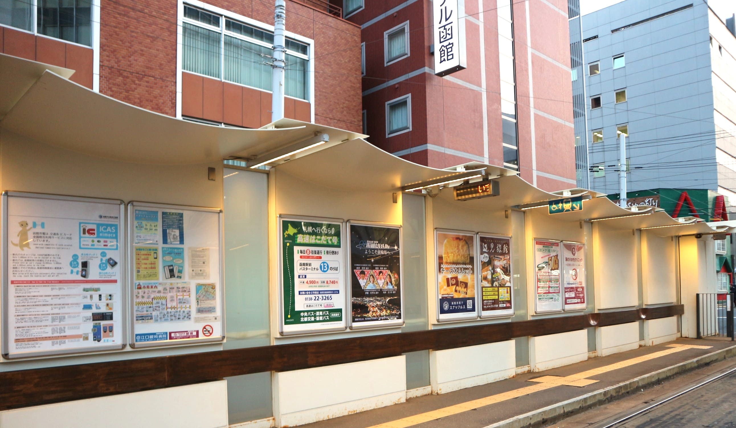 市電電車のりば広告の例